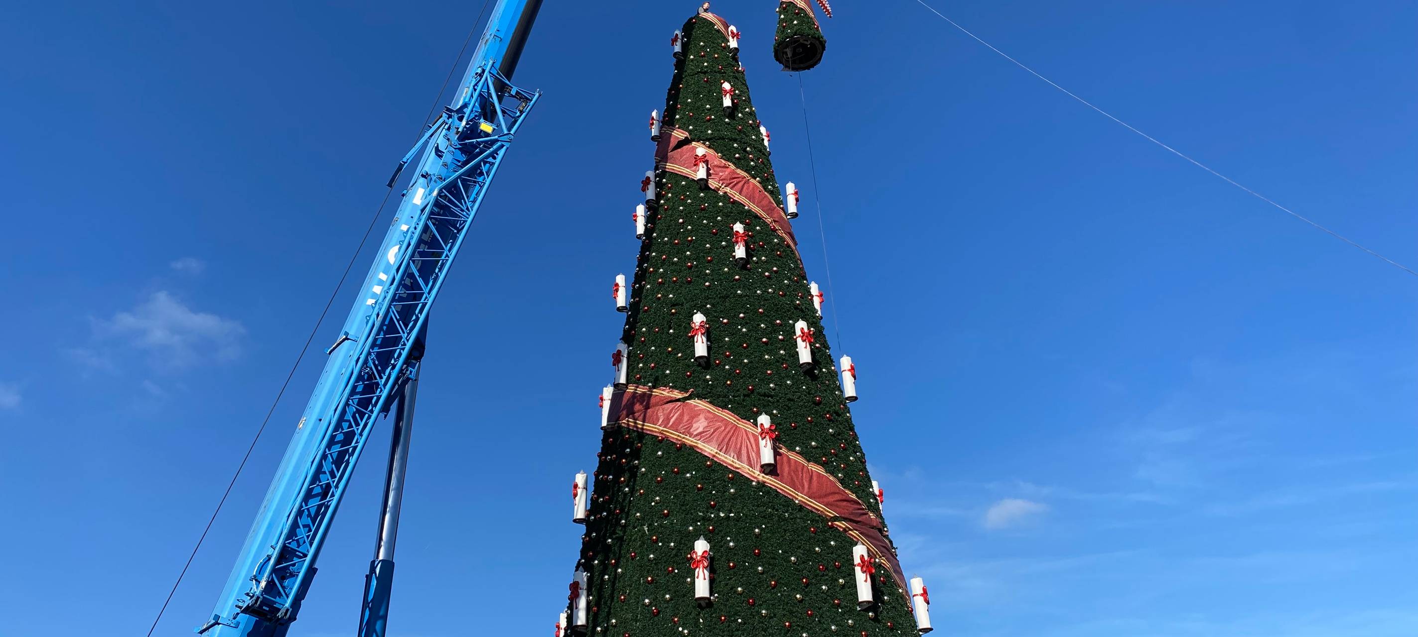 Der 45 Meter hohe Weihnachtsbaum ist das Wahrzeichen des Cranger Weihnachtszaubers.