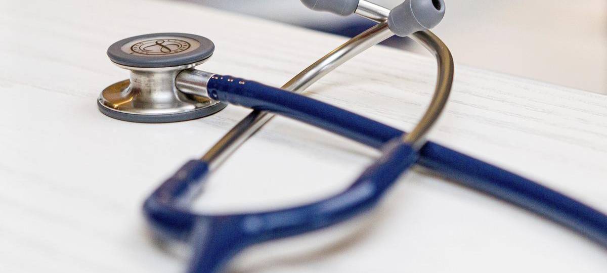 Ein Stethoskop liegt auf dem Tisch. | Foto: Karl Banski / FUNKE Foto Services