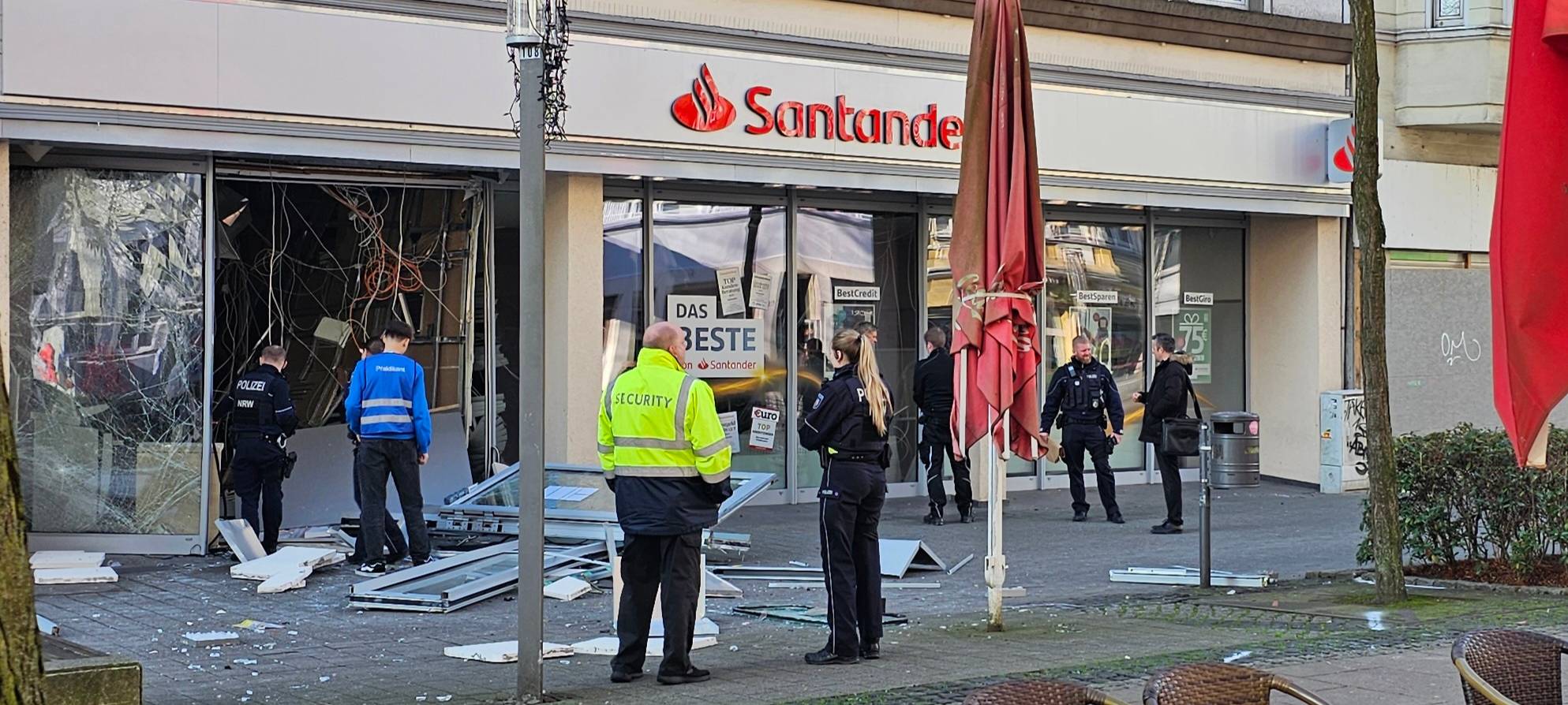 Ermittler der Polizei sichern Spuren nach der Sprengung eines Geldautomaten. | Foto: Jonas Thomsen / Radio Herne