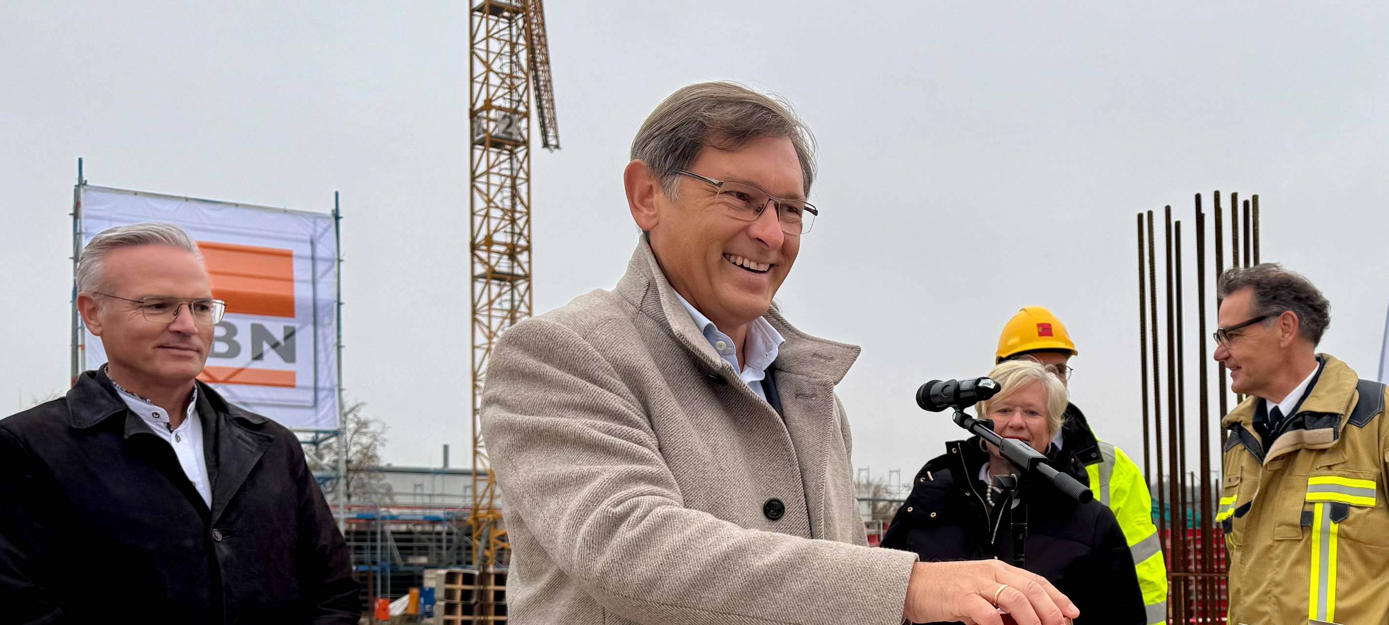 Hernes Oberbürgermeister Dr. Frank Dudda legt den Grundstein für die neue Hauptfeuer- und Rettungswache Hene. | Foto: Achim Preikschat