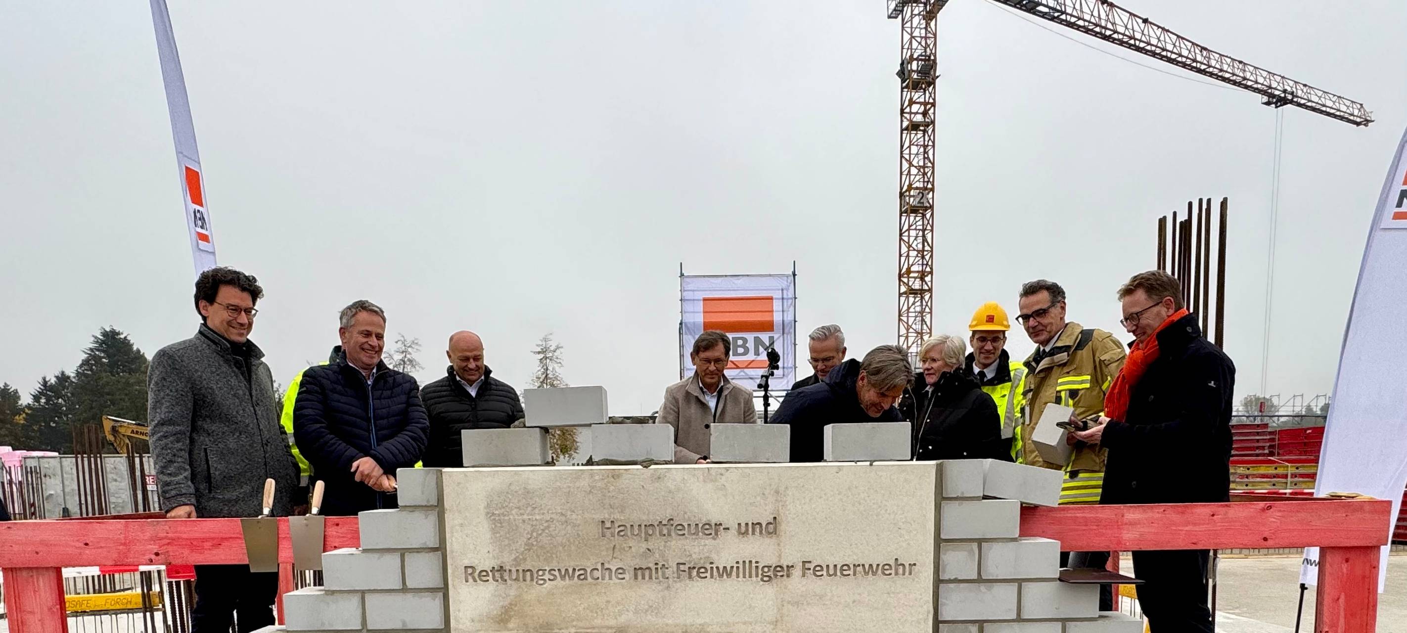 Hernes Oberbürgermeister Dr. Frank Dudda und Stadtverordnete legen den Grundstein für die neue Hauptfeuer- und Rettungswache in herne. | Foto: Achim Preikschat / Radio Herne