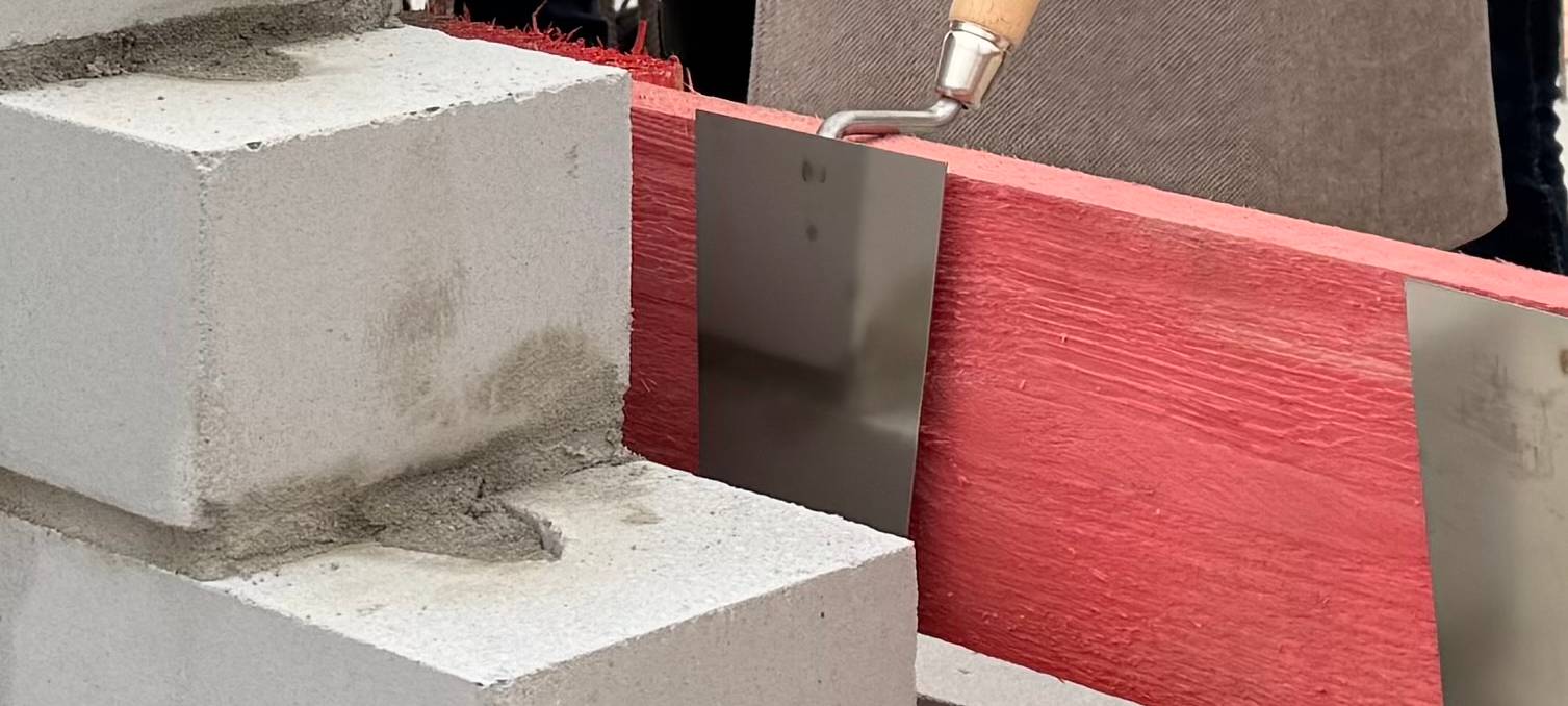 Eine Mauer, bei der ein Grundstein gelegt wird. | Foto: Achim Preikschat / Radio Herne
