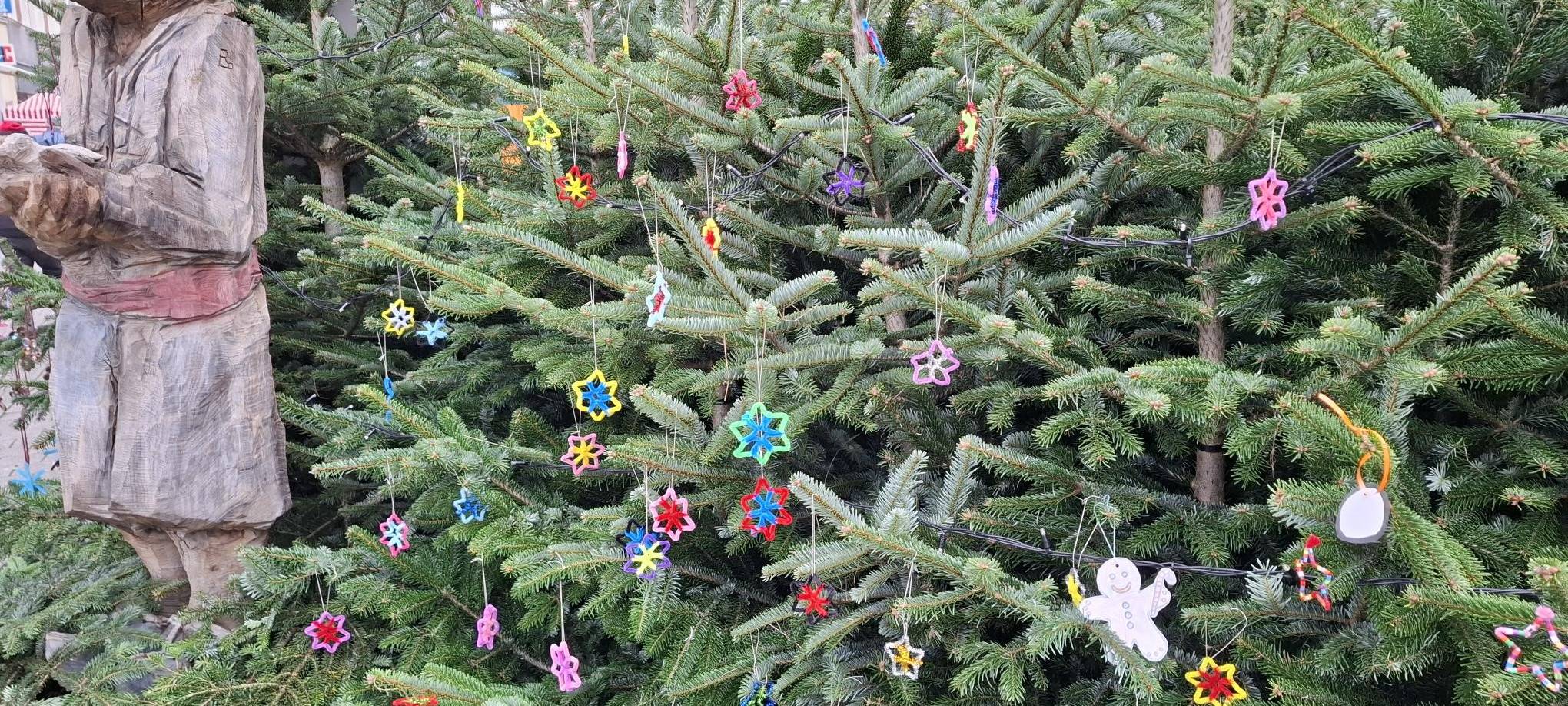 Der Baumschmuck wurde von rund 200 Kita-Kindern aus unserer Stadt gebastelt und aufgehängt.