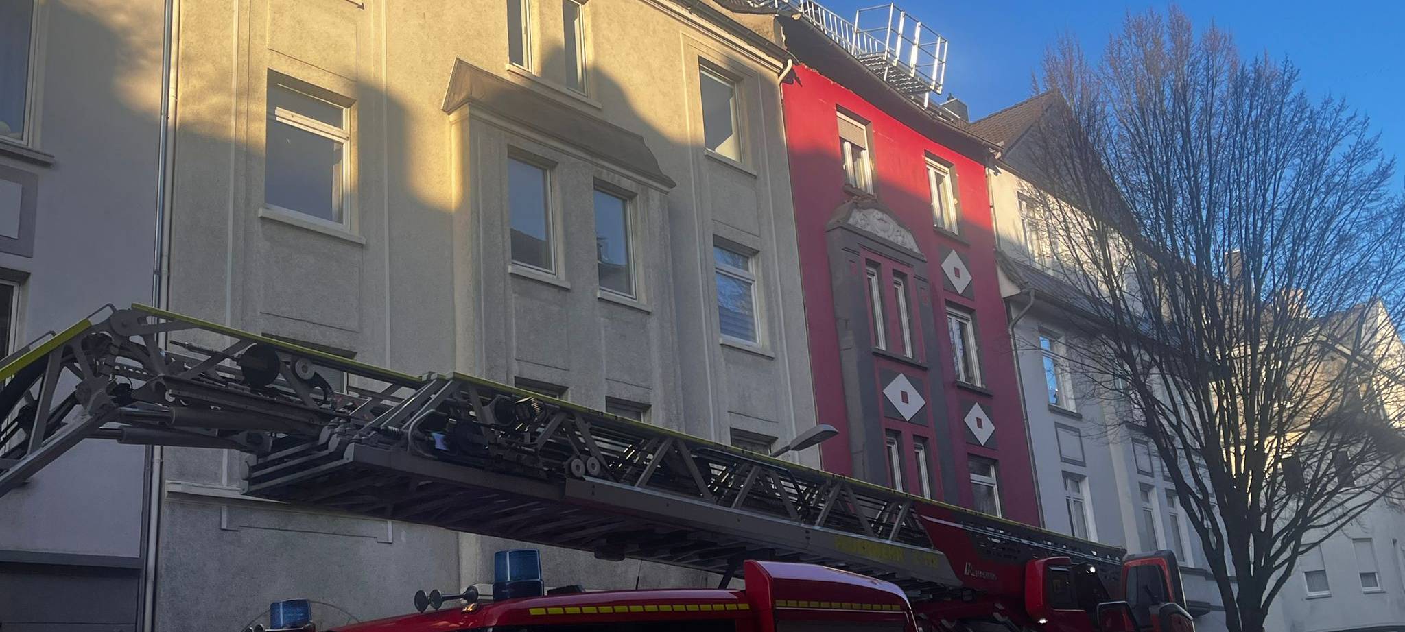 Das Dachgeschoss in dem Mehrfamilienhaus ist teilweise eingestürzt.