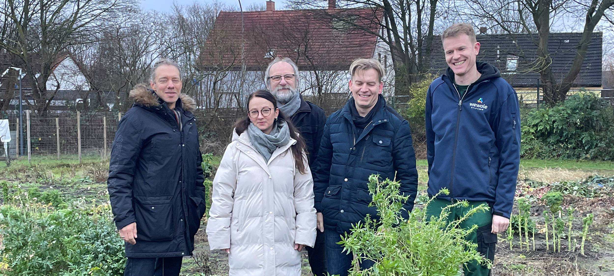 Bald ist Erntezeit in den Gemüsegärten der wewole STIFTUNG an der Nordstraße: KiTa-Leiterin Sylvia Rekus mit Dennis Weßels vom Grünen Bereich der wewole STIFTUNG sowie Sodingens Bezirksbürgermeister Mathias Grunert (SPD), seinem Stellvertreter Klaus-Dieter Gülck (Grüne) und dem CDU-Fraktionsvorsitzenden Markus Lülf.