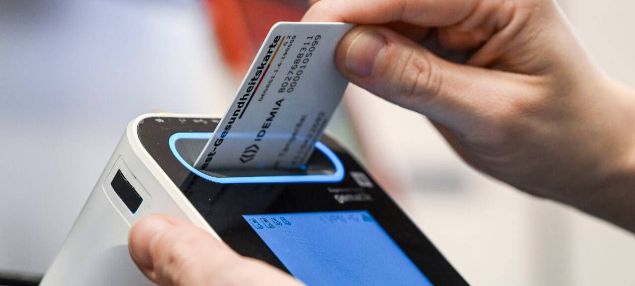 In der E-Health-Showpraxis der Kassenärztlichen Vereinigung Berlin wird eine Gesundheitskarte in ein Lesegerät gesteckt