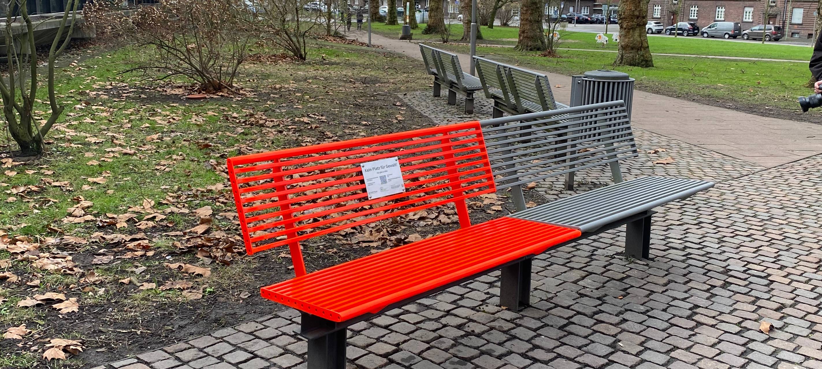 In Anlehnung an die UN-Kampagne "Orange the World" platziert die Stadt orangefarbene Bänke in allen Bezirken, mit Infos über Hilfsangebote für Frauen und Mädchen die Opfer von Gewalt sind oder waren. Die erste steht vor dem Wanner Rathaus.