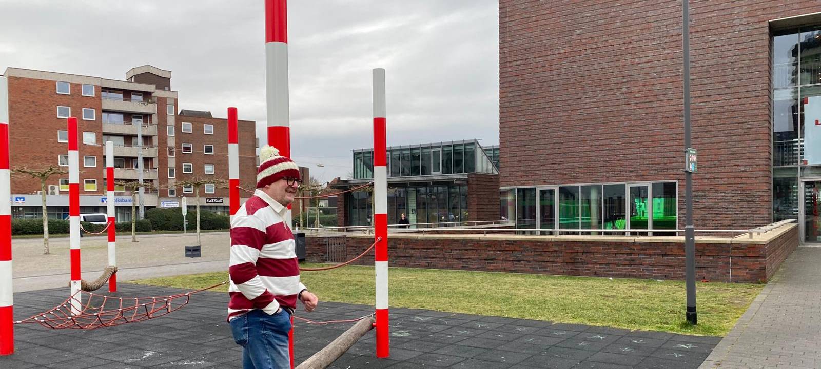 Für die Kunstaktion des KAZOptikum hat sich sich der Herner Björn Benno Janßen als Comic-Figur Walter aus der britischen Kinderbuchreihe "Where's Wally" verkleidet.