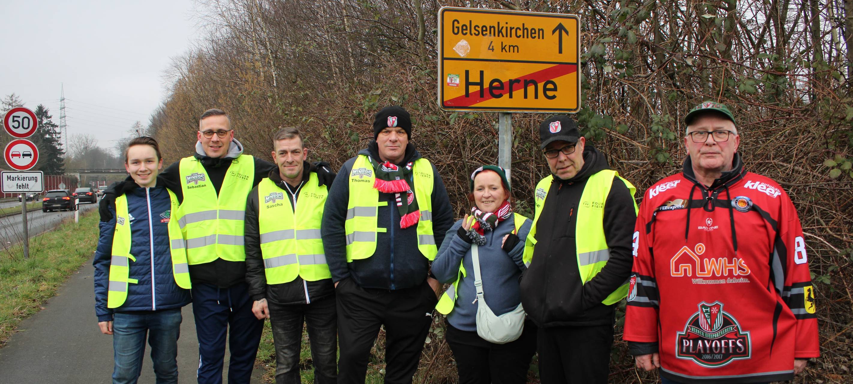 HEV-Fans zu Fuß auf dem Weg zum Auswärtsspiel