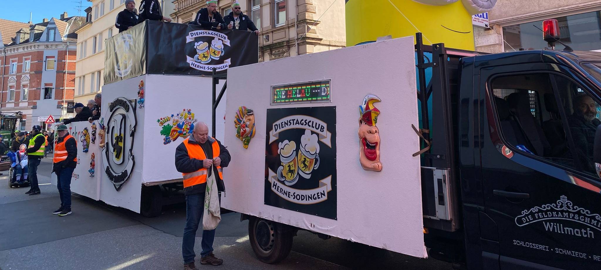 Der Dienstagsclub war auch mit einem Umzugswagen dabei.