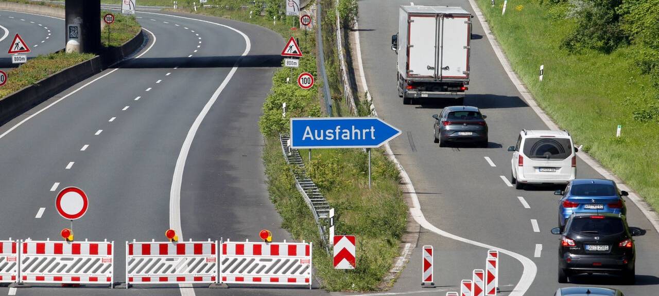Autos werden von der A40 bei Mülheim wegen einer Großbaustelle an Bahnbrücken abgeleitet. In der Baustelle werden ab dem Abend des 13.08. zwei Behelfsbrücken aufgebaut. Die A40 wird dafür bis zum Morgen des 23. August gesperrt.