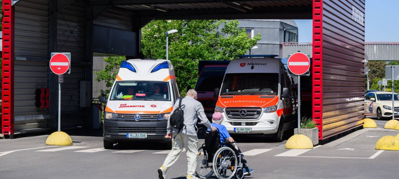 Vor einer Notaufnahme stehen zwei Rettungswagen.