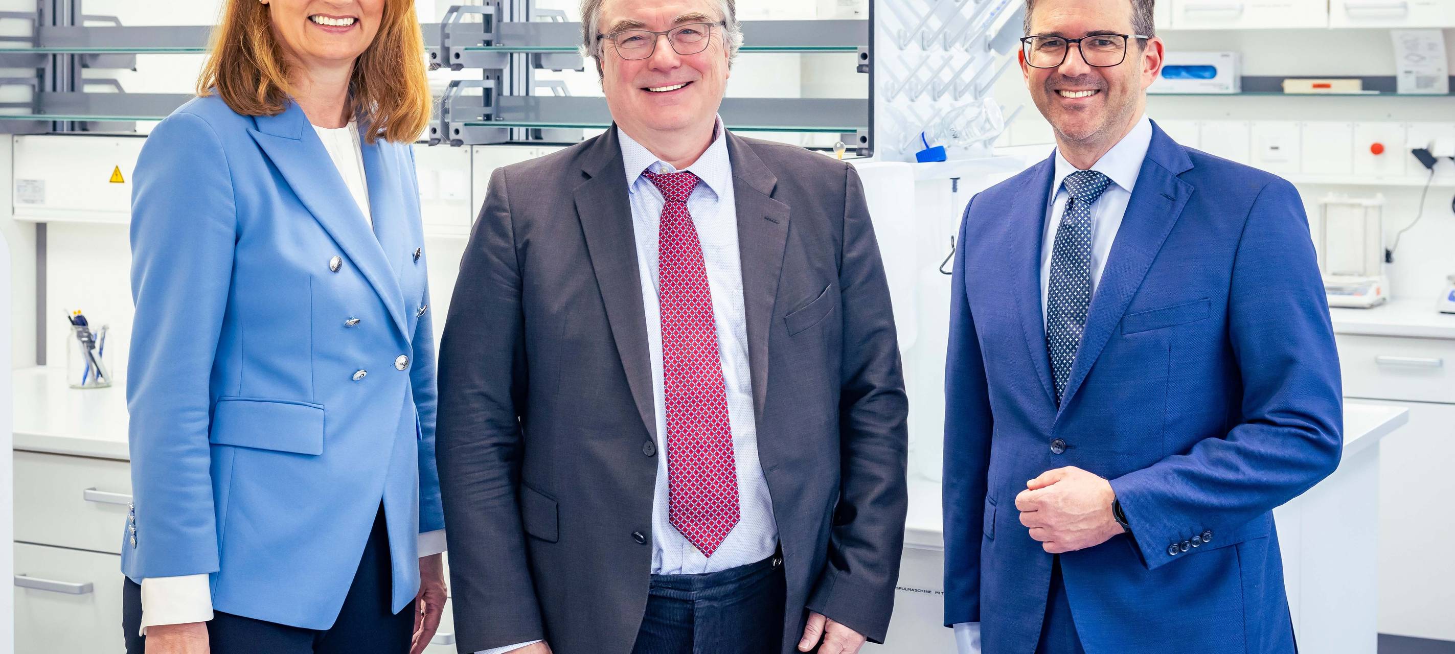 Simone Lauer (l.), Geschäftsführerin der St. Elisabeth Gruppe und Prof. Dr. Ulrich Frey (r.), Direktor der Klinik für Anästhesiologie, operative Intensivmedizin, Schmerz- und Palliativmedizin des Marien Hospital Herne, weihten gemeinsam mit Prof. Dr. Ralf Erdmann (m.), Forschungsdekan der Ruhr-Universität Bochum, das modernisierte Forschungslabor ein.
