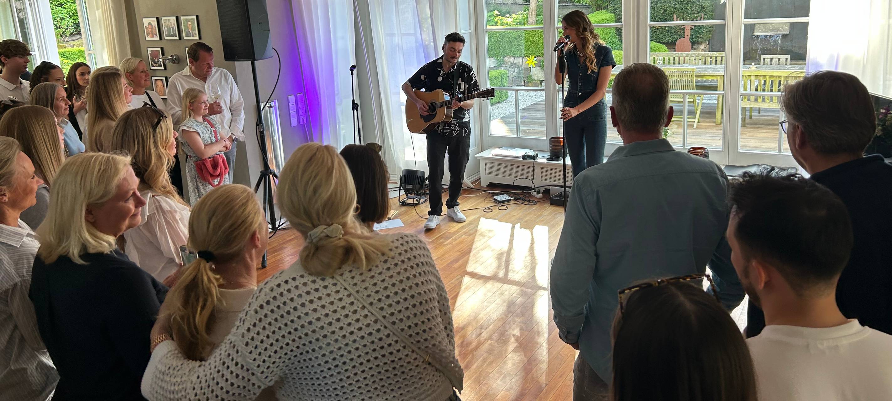 Leony verzaubert beim Wohnzimmerkonzert in Herford: Ein intimer Abend voller Musik und Unterstützung für die Aktion Lichtblicke.