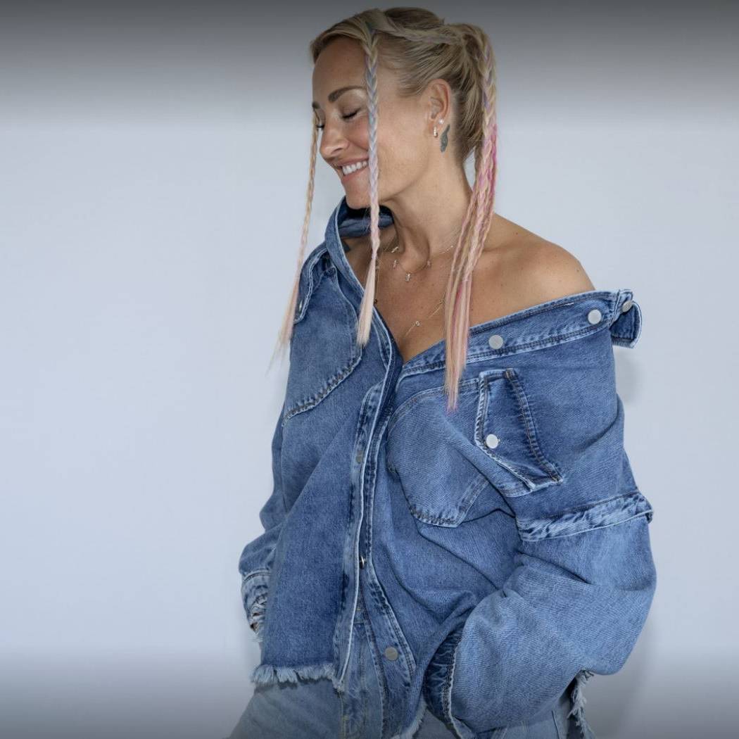 Sarah Connor lächelt bei einem Fotoshooting