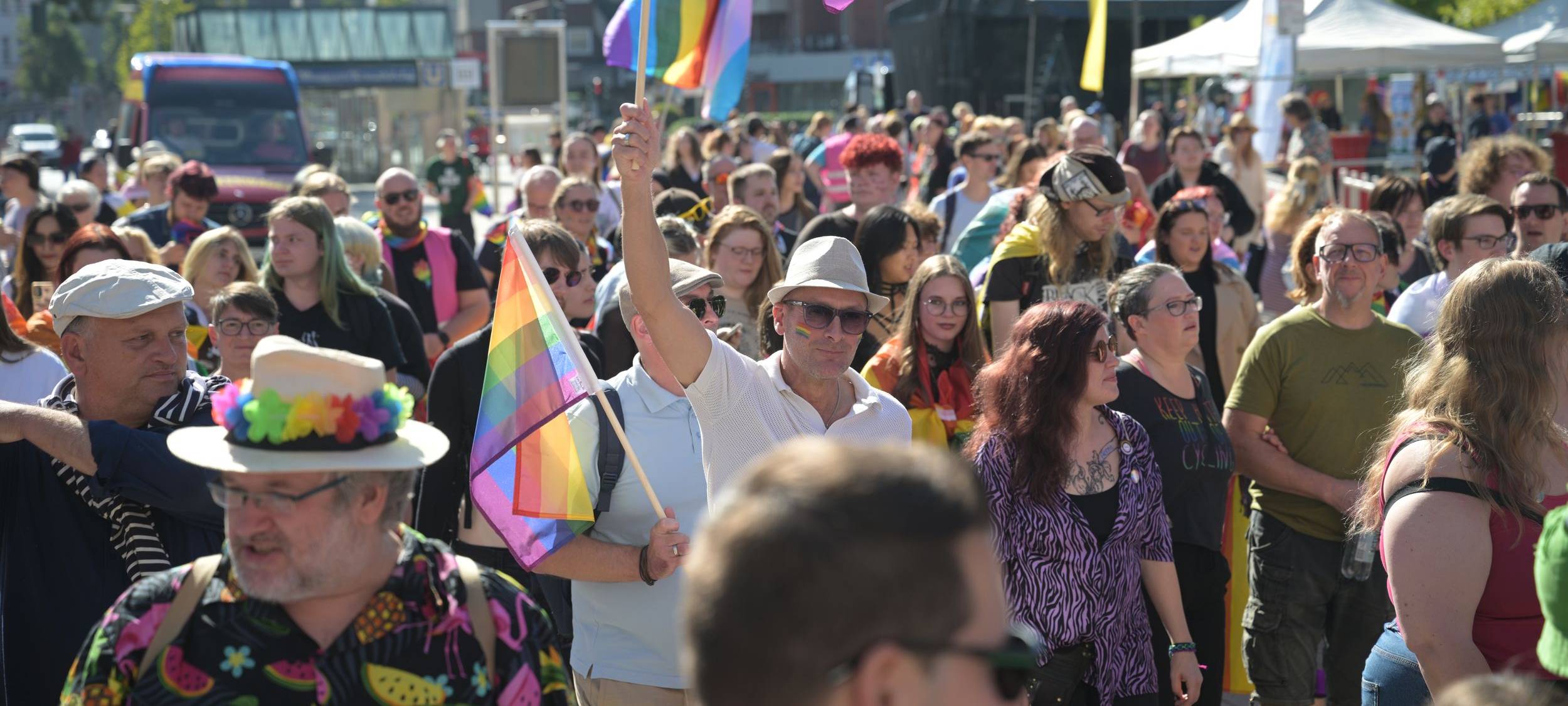 Am Christopher Street Day in Herne wird für die Rechte von queeren Menschen demonstriert und ein Zeichen gegen Diskriminierung und Hass gesetzt.