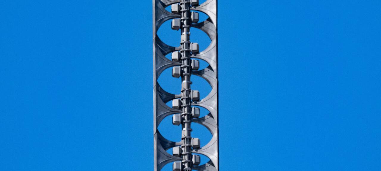 Moderne Sirene zur Warnung der Bevölkerung bei Katastrophen- oder Notfällen stehen auf einem Hausdach