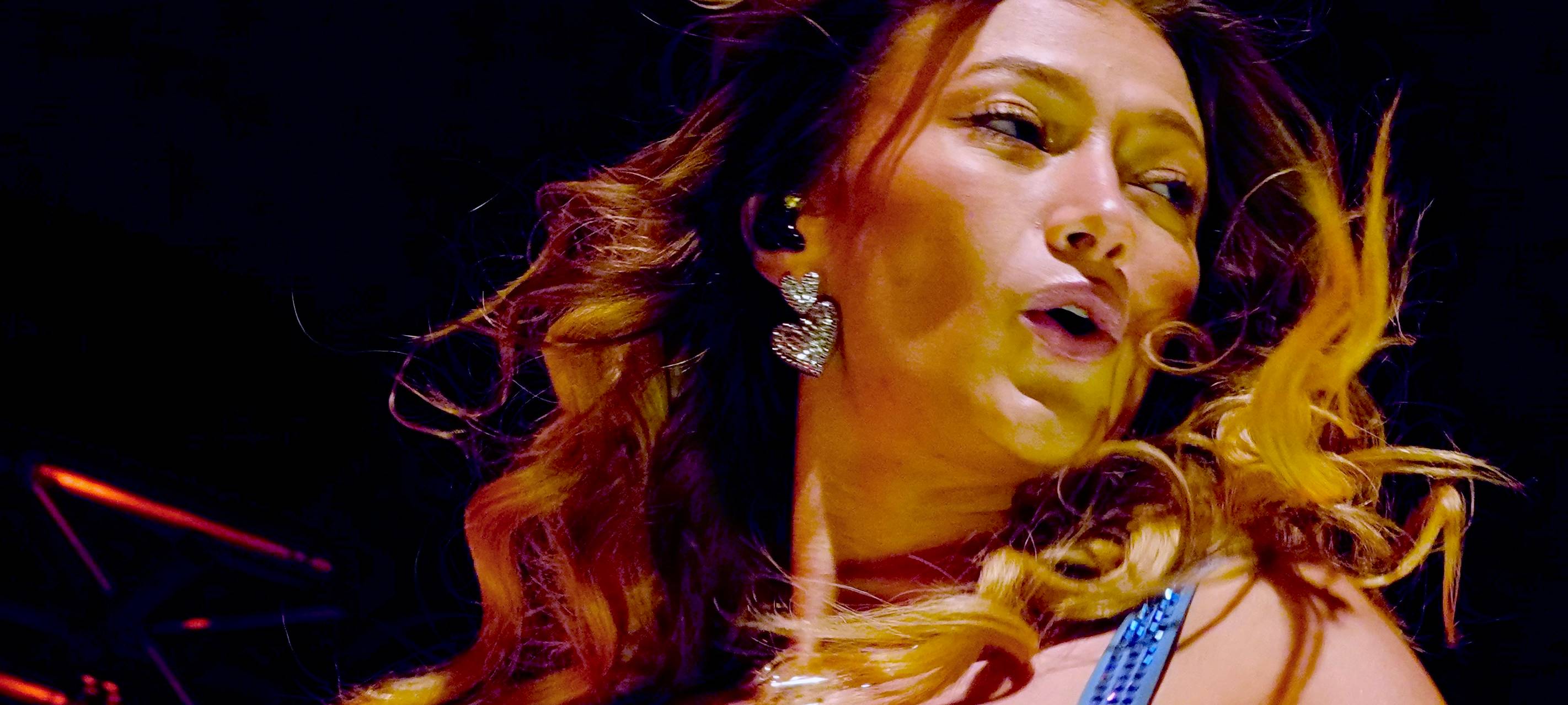 Leony beim Zeltfestival Ruhr mit ihrem Live-Auftritt vor Publikum.