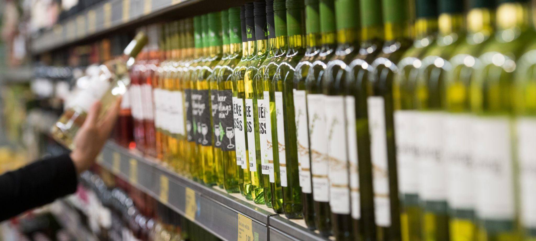 Weinflaschen stehen im Regal eines Supermarktes