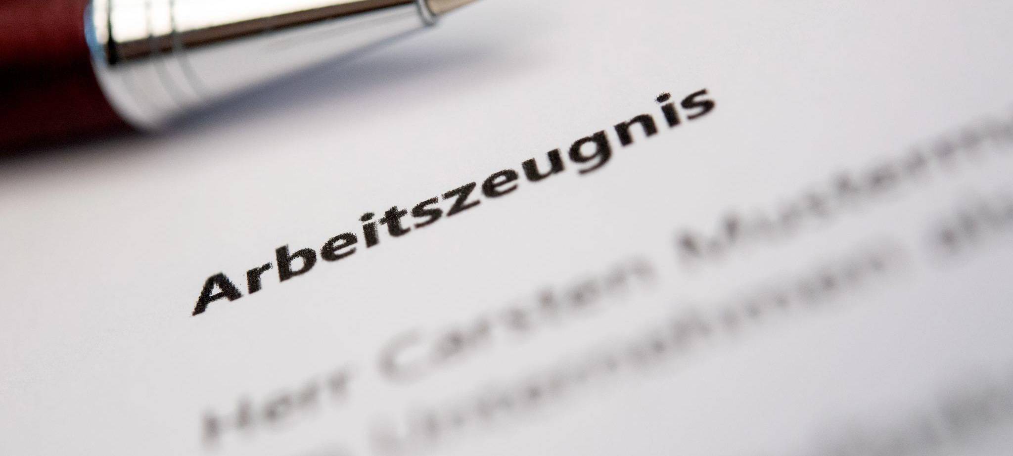 Ein Stift liegt auf einem Arbeitszeugnis