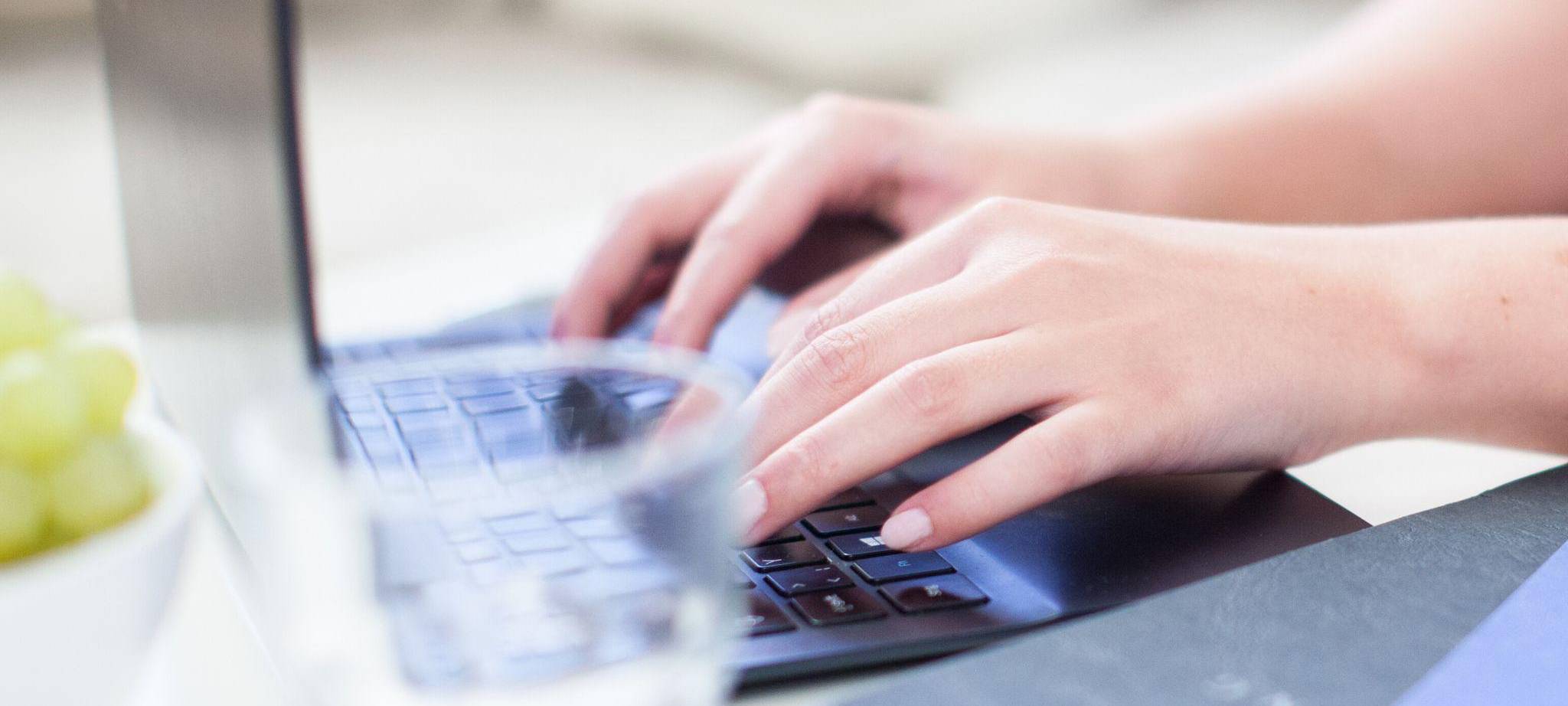 Frau arbeitet an einem Laptop