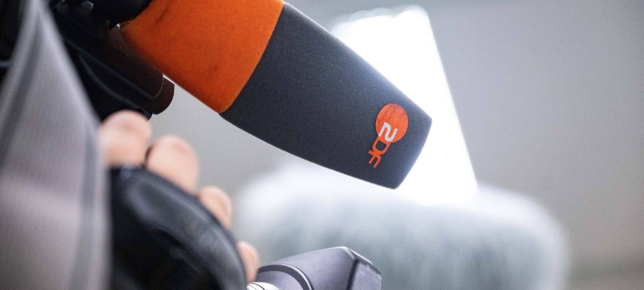 Das Logo des ZDF auf dem Mikrofon einer TV-Kamera