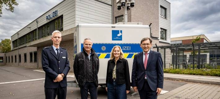 Polizeioberrat Felix Horn, Stadtdirektor Dr. Frank Burbulla, Polizeipräsidentin Christine Frücht und Oberbürgermeister Dr. Frank Dudda an der mobilen Videobeobachtungsanlage. Foto: Thomas Schmidt / Stadt Herne
