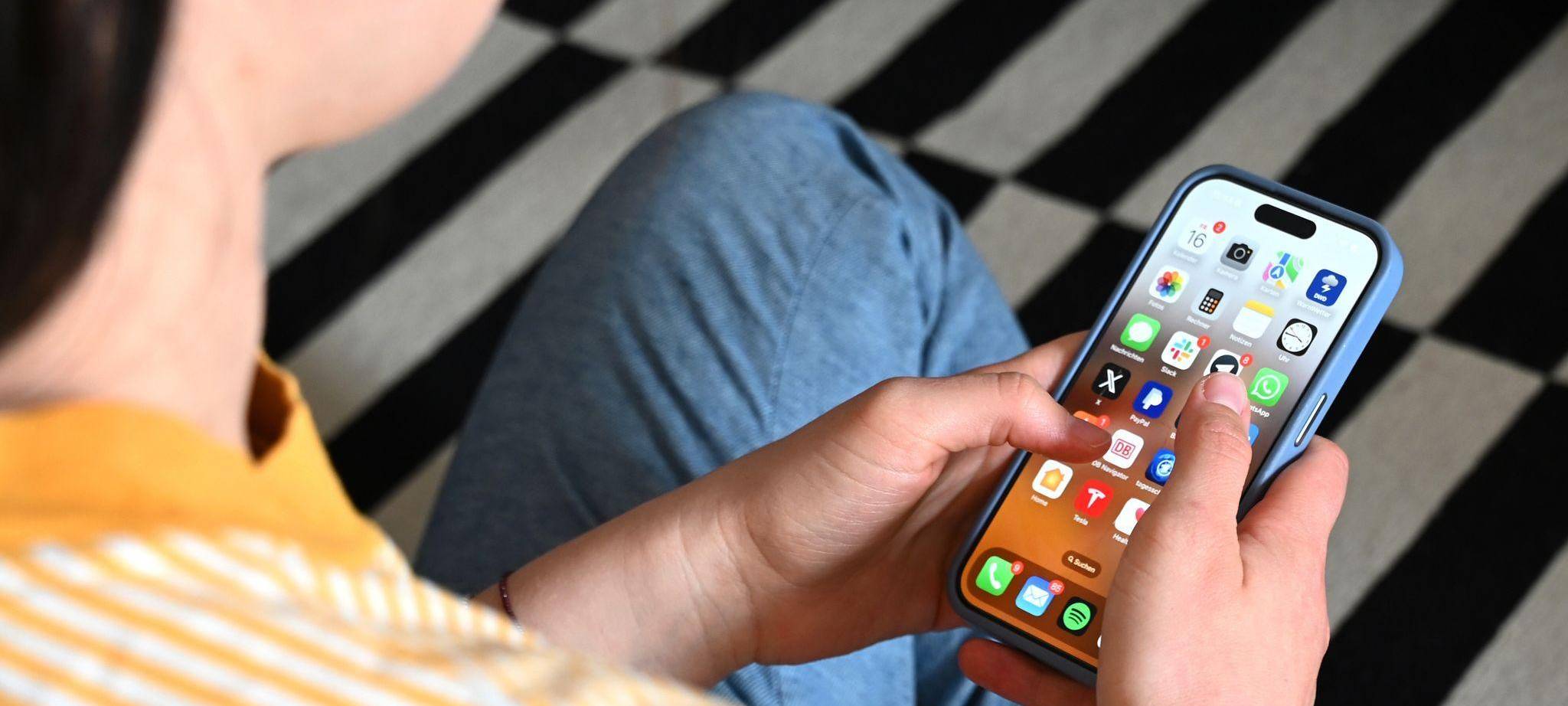 Zahlreiche Apps sind auf einem Smartphone zu sehen