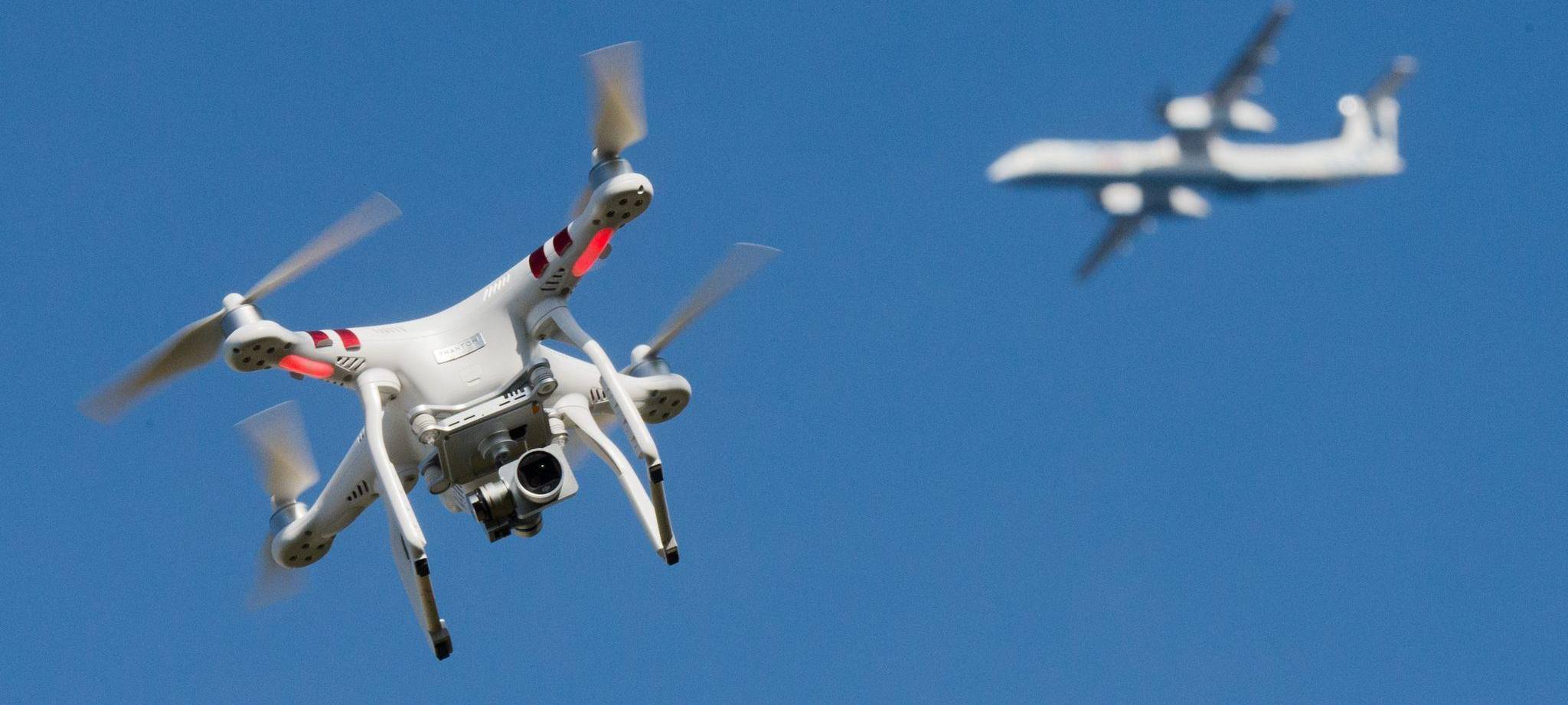 Drohne und Flugzeug