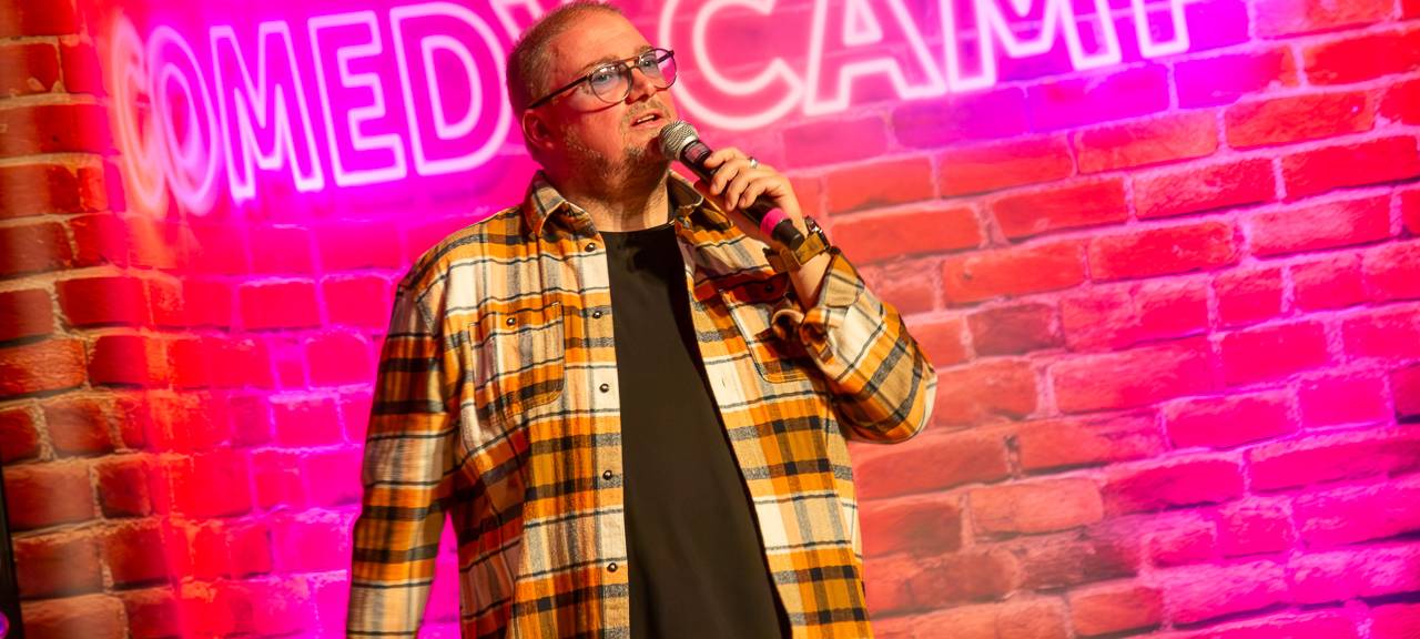 Das Comedy Camp 2025 startete in Unna in der Stadthalle. Auf der Bühne zu sehen: Gastgeber Jürgen Bangert.