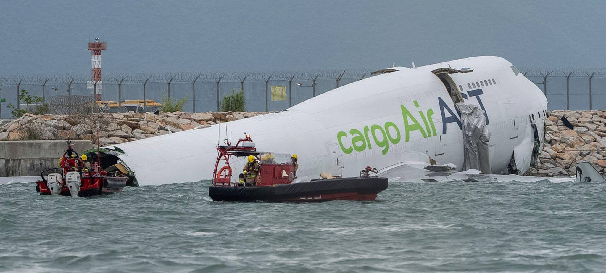 Jumbo-Jet rutscht über Landebahn in Hongkong