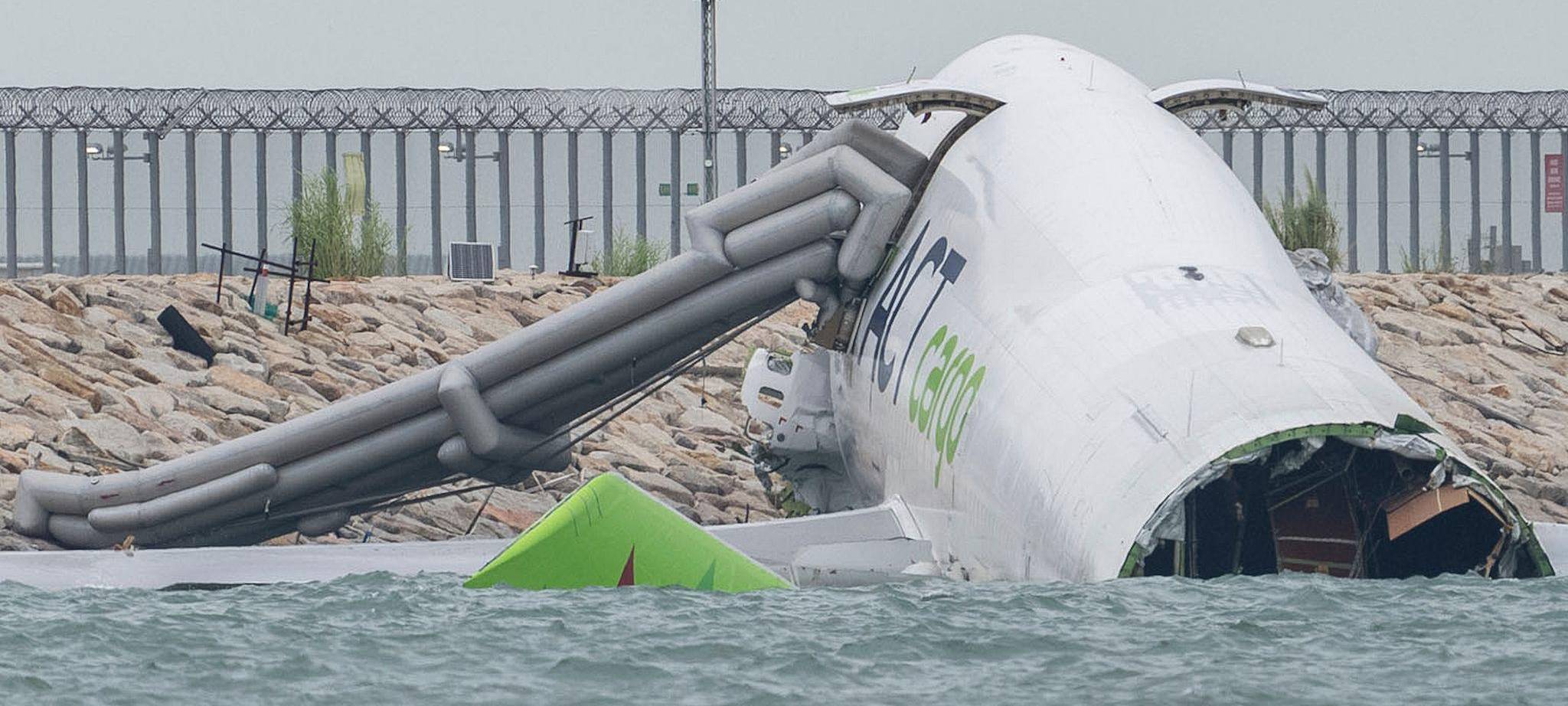 Jumbo-Jet rutscht über Landebahn in Hongkong