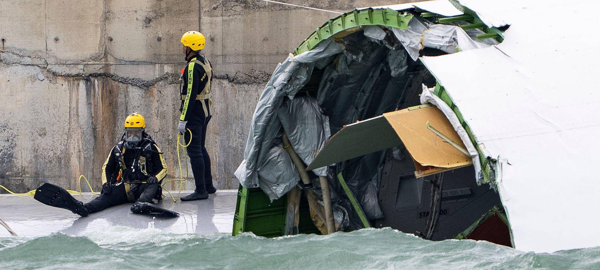 Jumbo-Jet rutscht über Landebahn in Hongkong