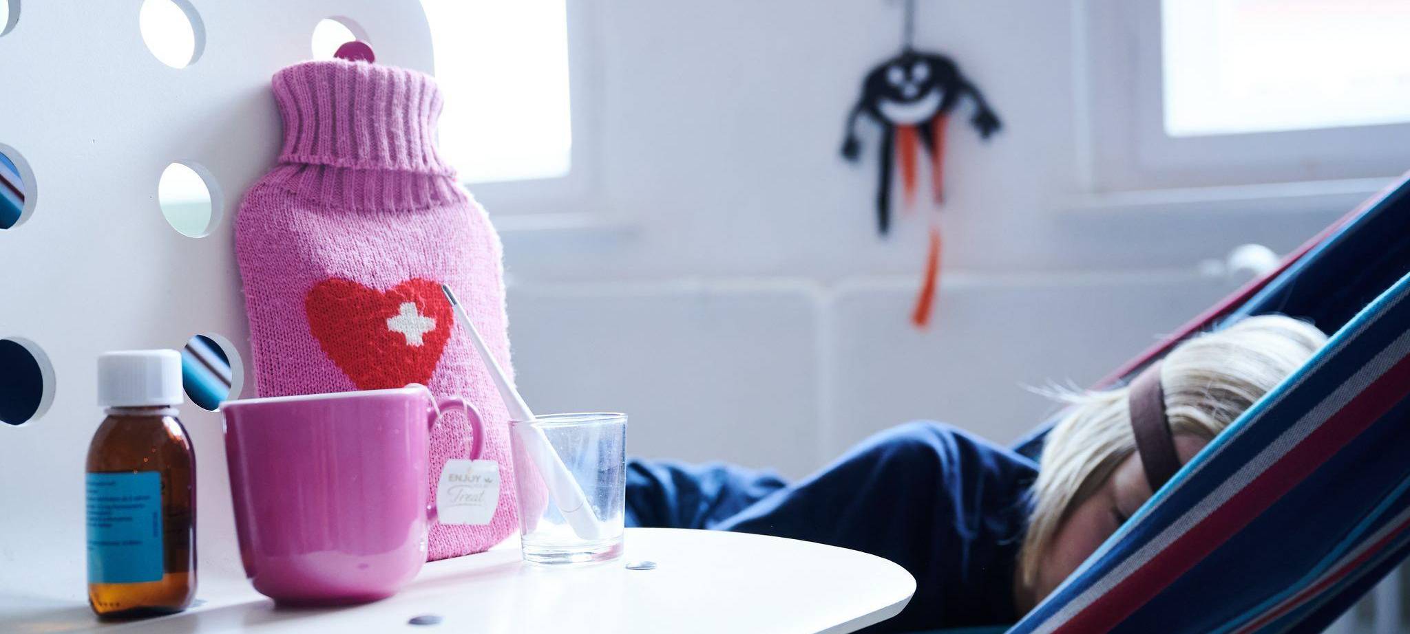 Ein krankes Kind liegt in einer Hängematte