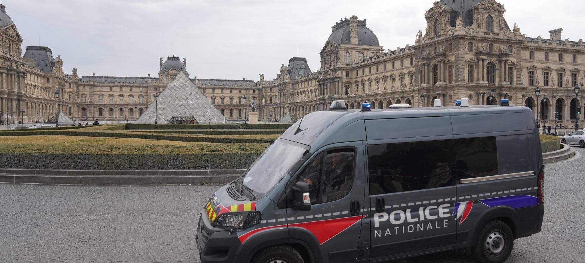 Raubüberfall auf Louvre in Paris