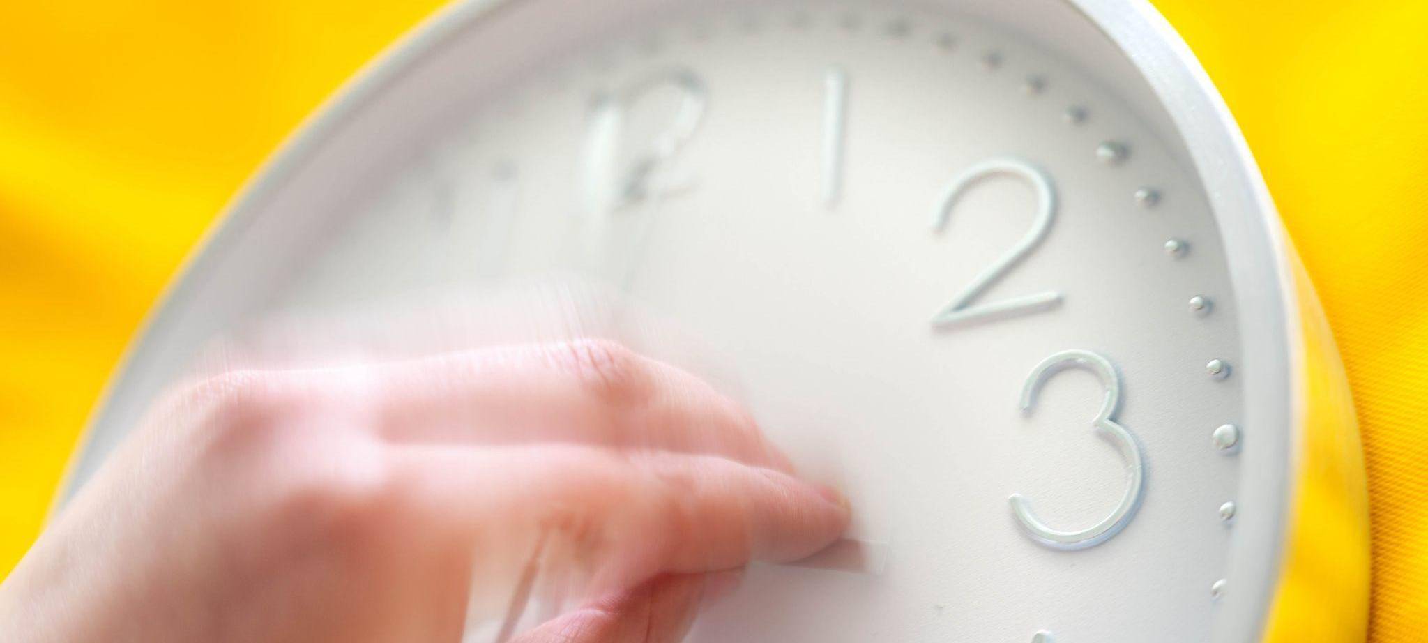 Eine Uhr wird umgestellt