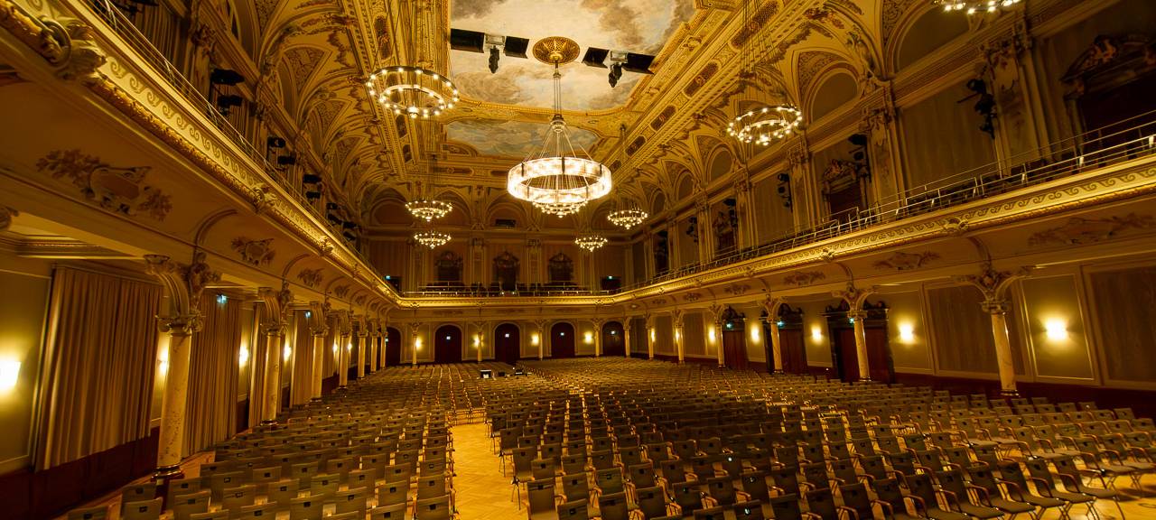 Das Comedy Camp 2025 war in Wuppertal in der Stadthalle. Hier ist die Halle zu sehen.