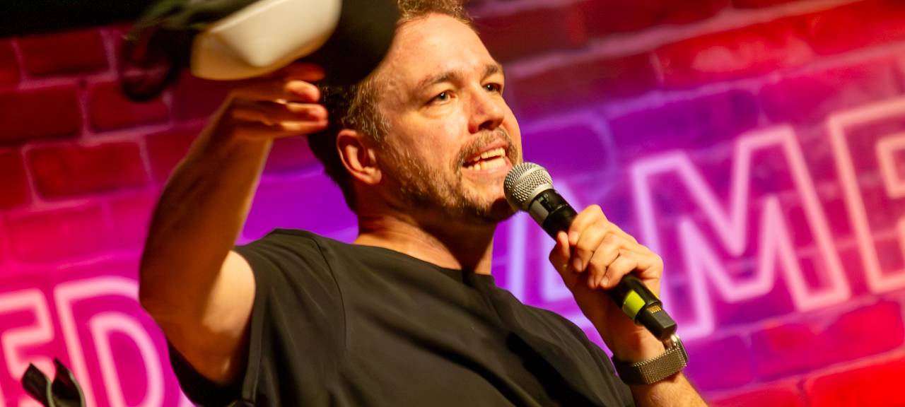 Das Comedy Camp 2025 war in Wuppertal in der Stadthalle. Hier ist Comedian Jan van Weyde auf der Bühne zu sehen.