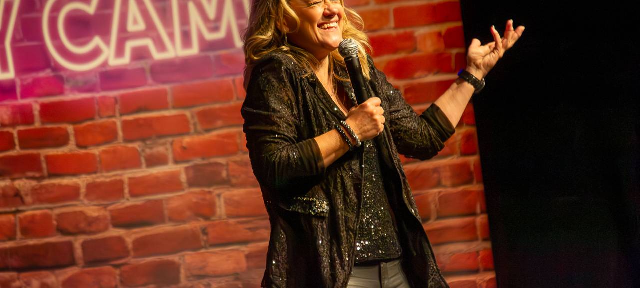 Das Comedy Camp 2025 war in Legden im Dorf Münsterland. Auf der Bühne zu sehen: Lisa Feller