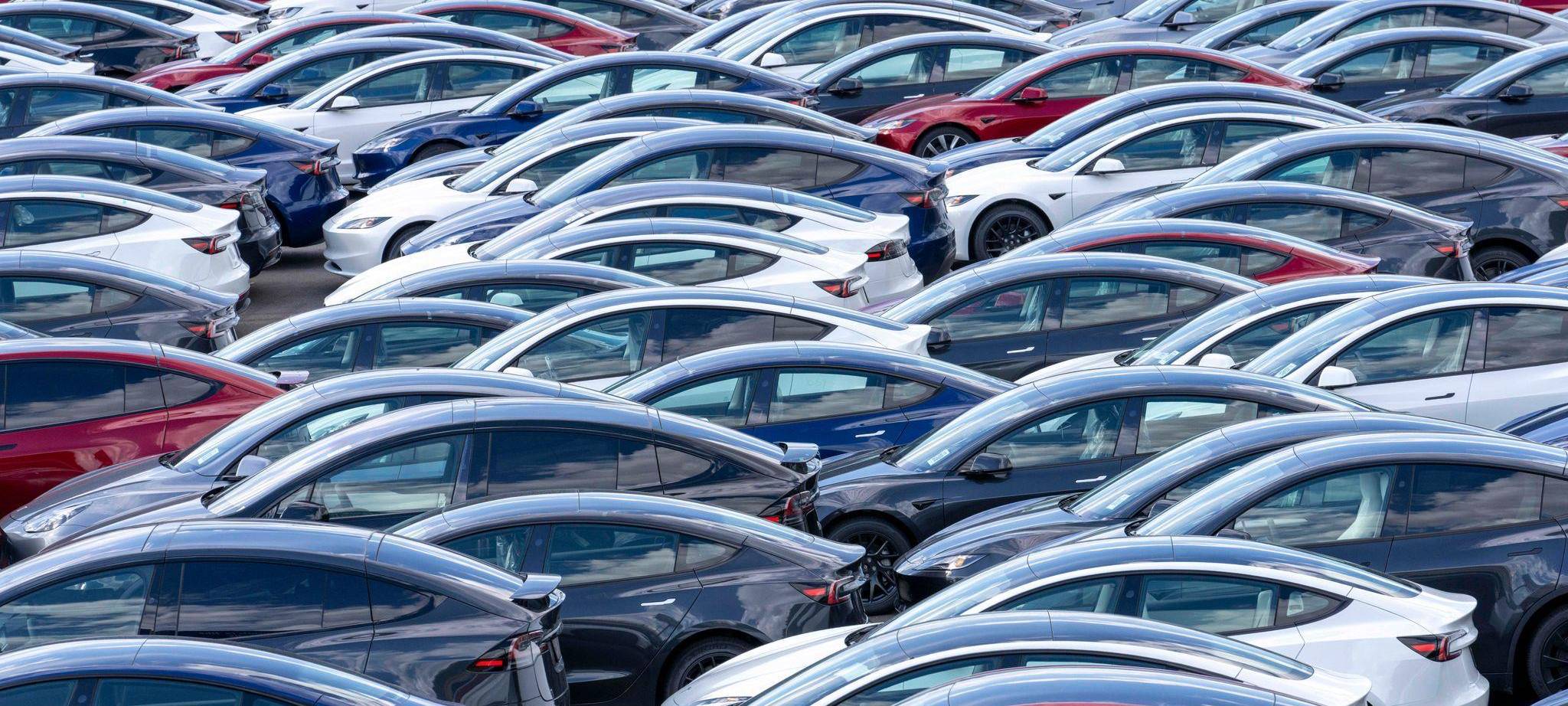 Neue Tesla-Autos auf dem Lagerplatz