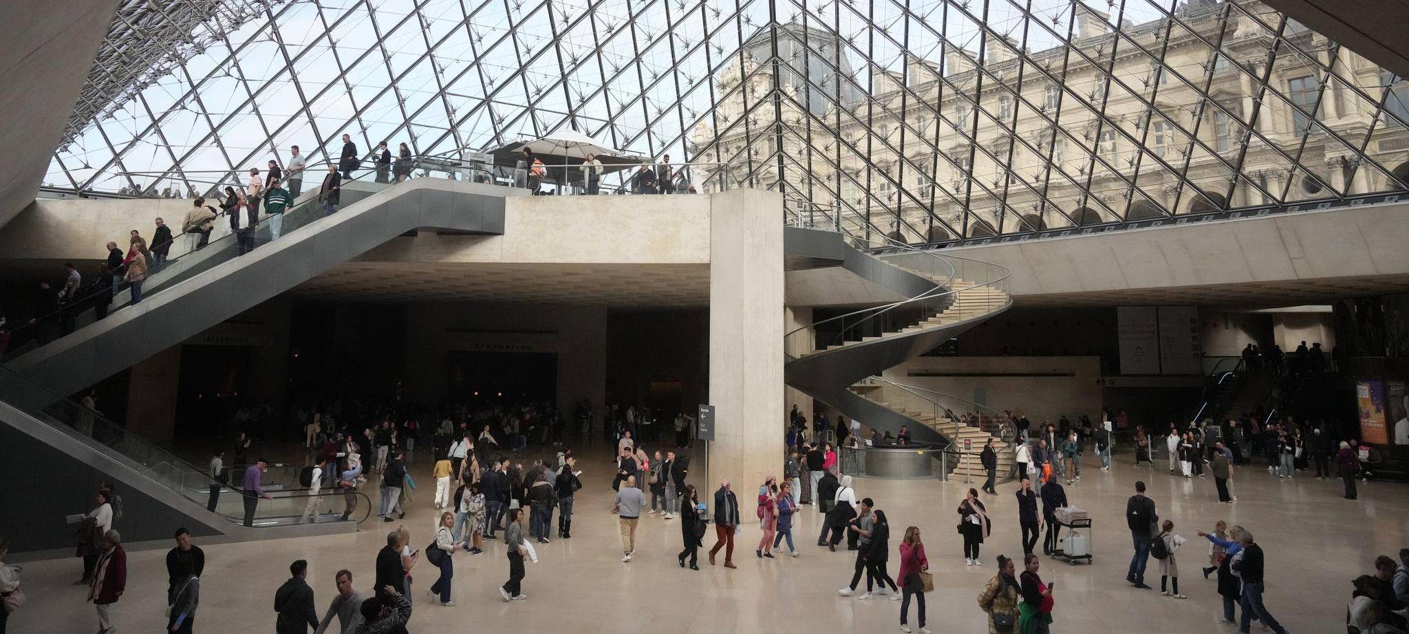 Louvre-Raub: Einbrecher scheiterten zunächst an Vitrine