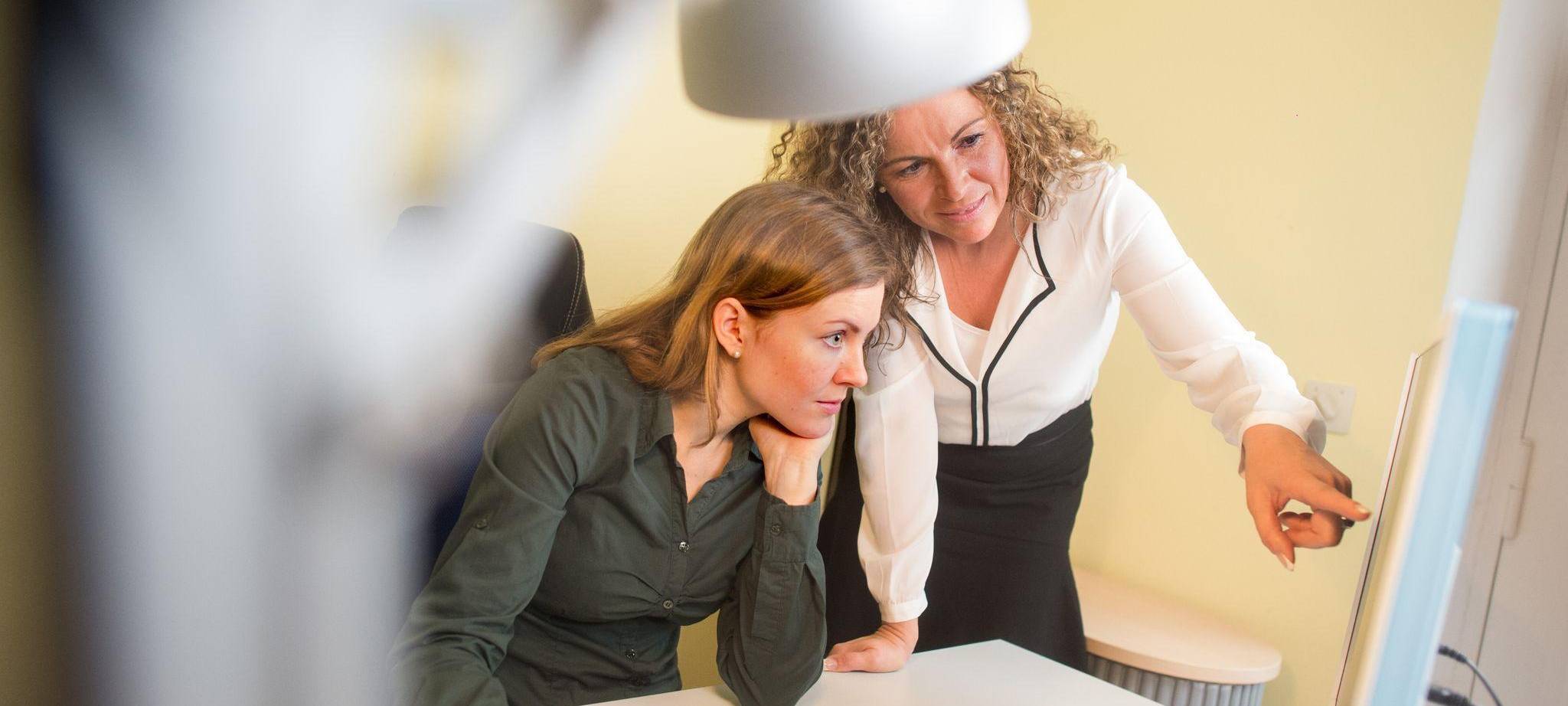 Zwei Frauen arbeiten zusammen