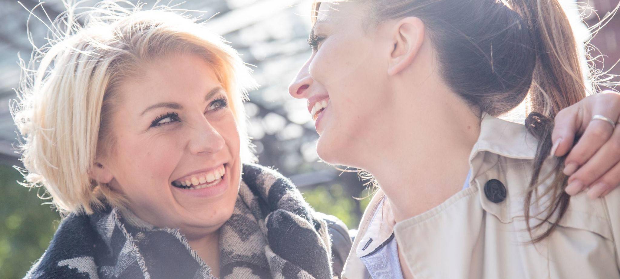 Zwei Frauen lachen gemeinsam