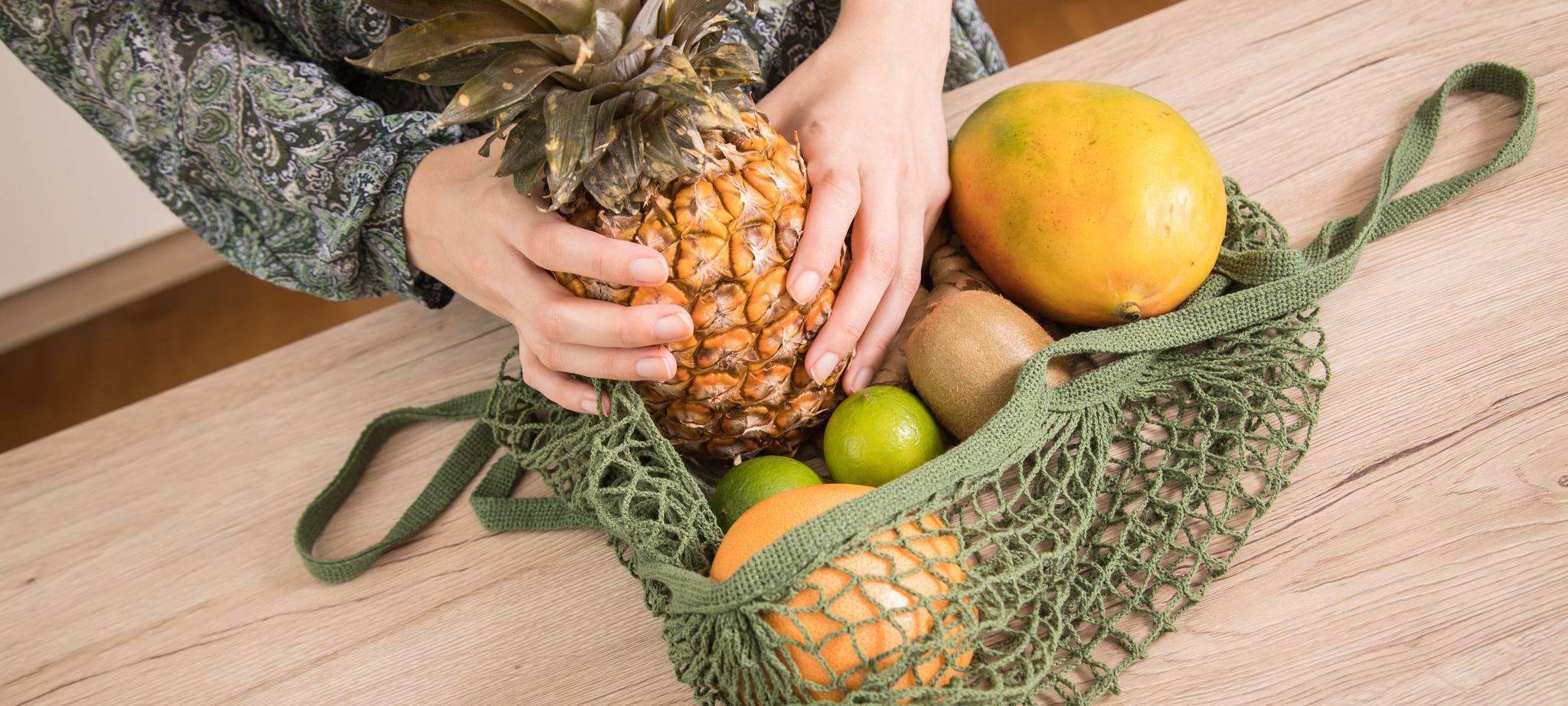 Eine Frau packt Einkäufe aus