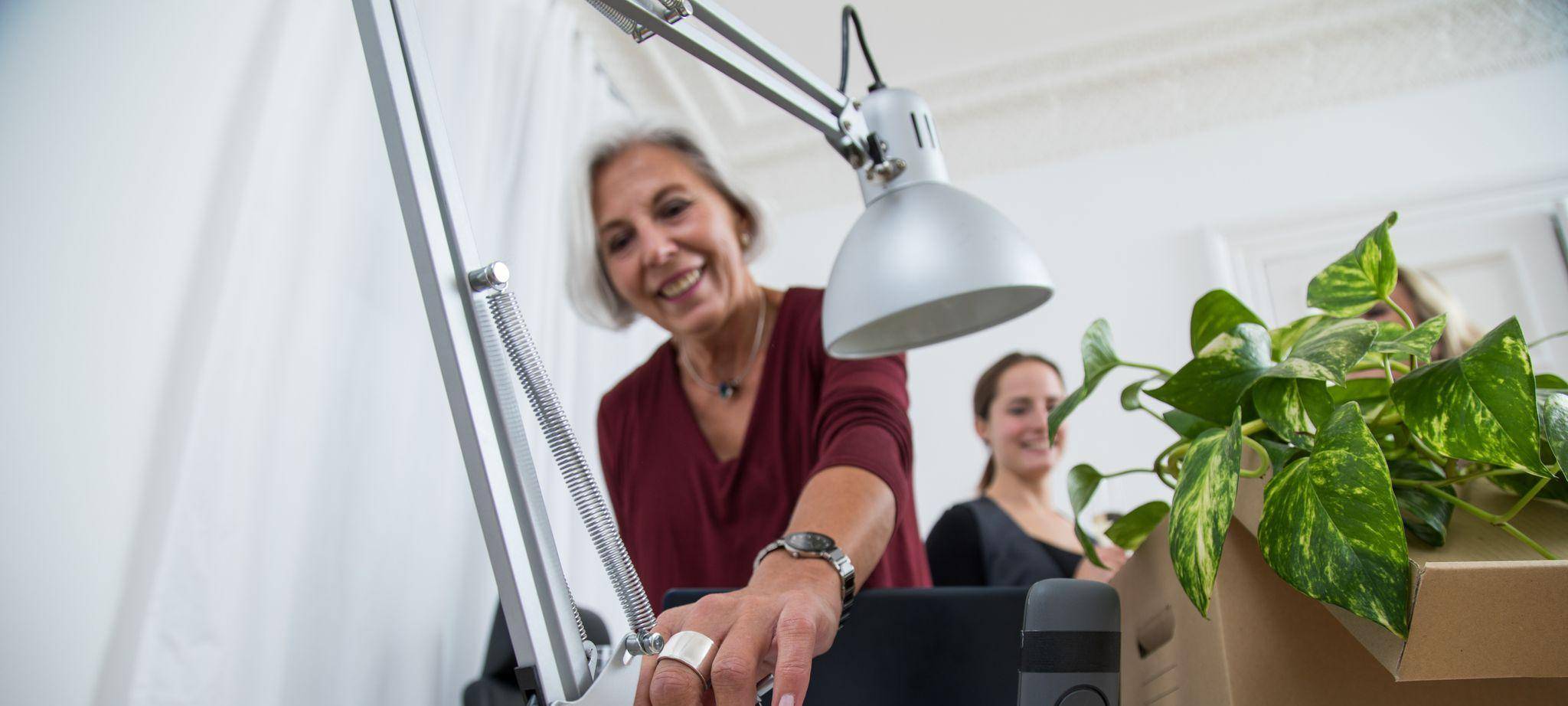 Eine ältere Dame geht in den Ruhestand