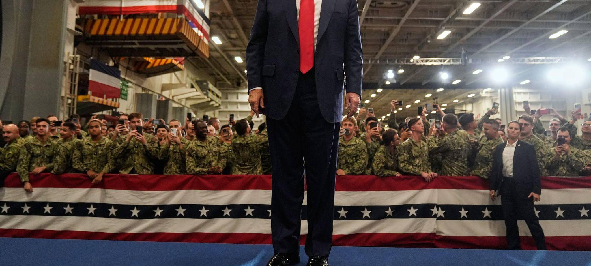 US-Präsident Trump besucht Marine.