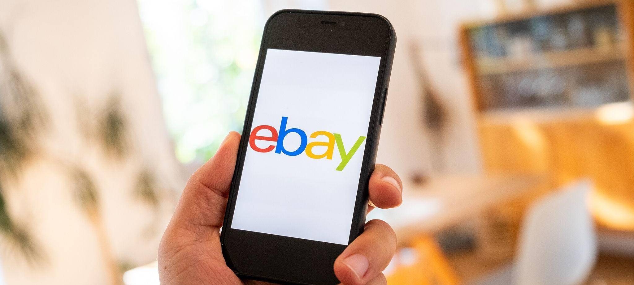 Ebay-Logo ist auf einem Smartphone zu sehen