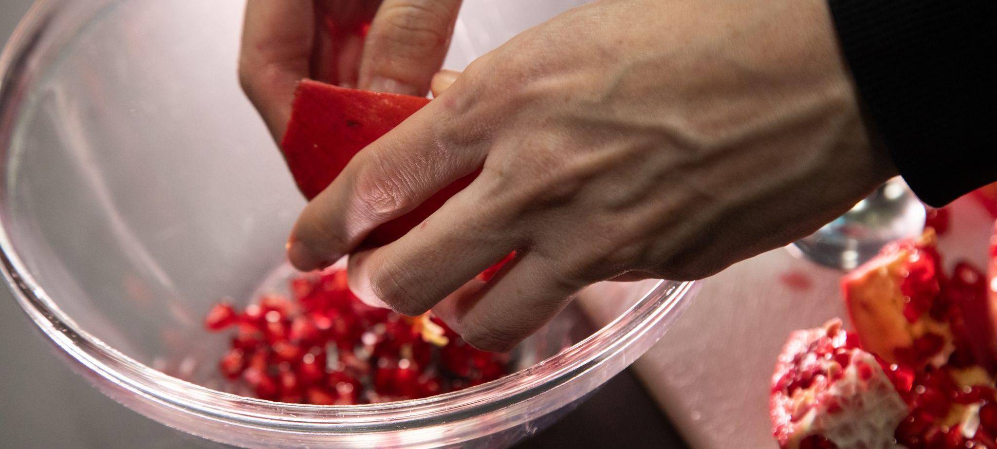 Kerne eines Granatapfels werden aus der Frucht gelöst