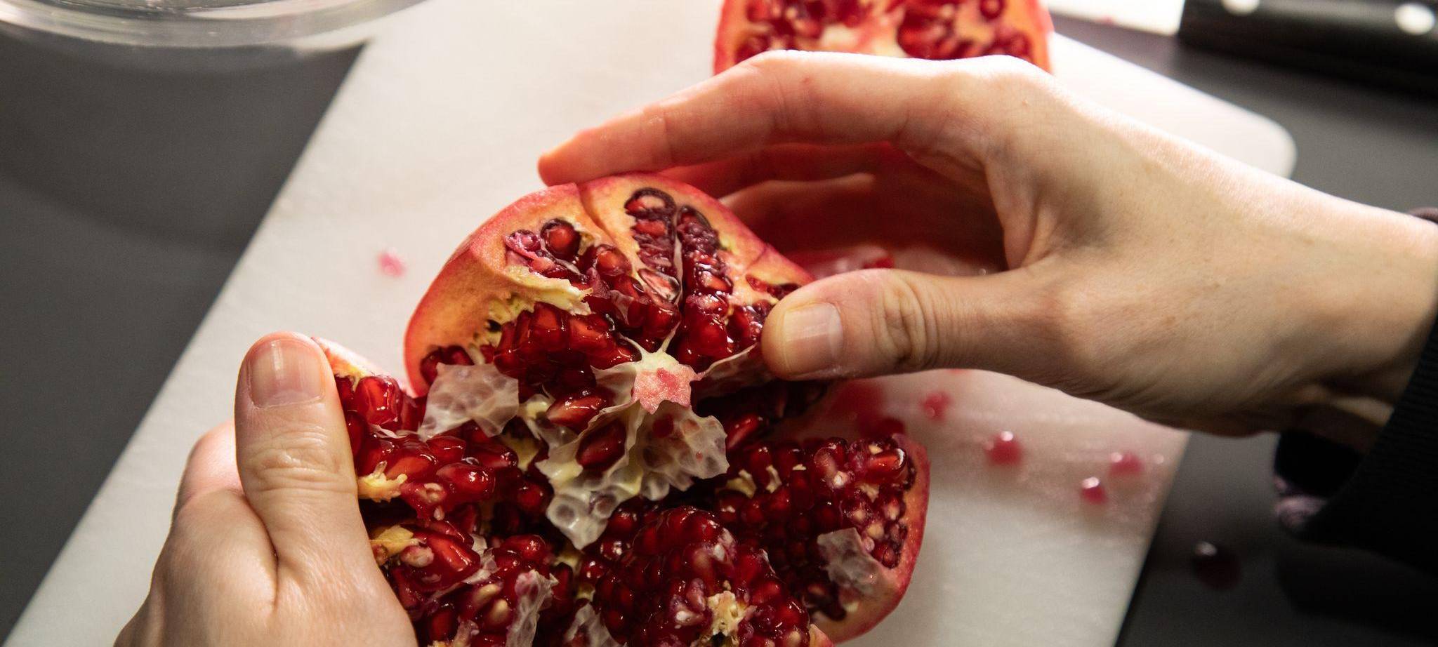 Granatapfel wird geöffnet