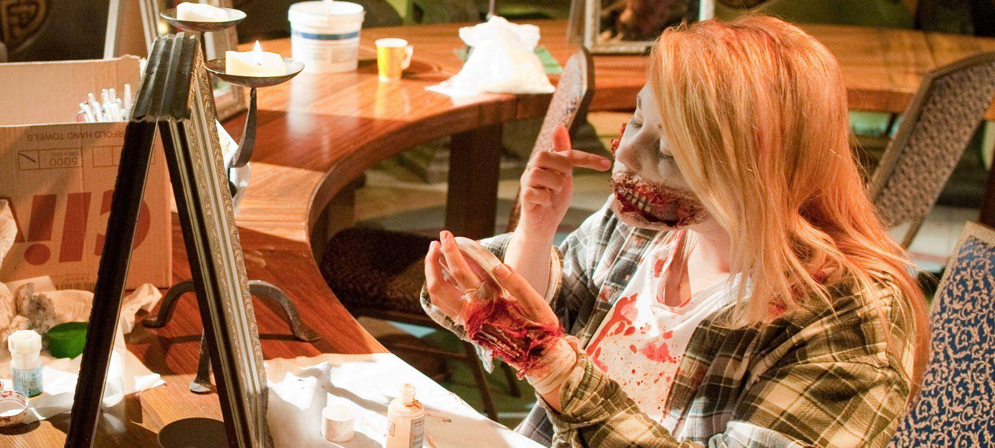 Darstellerin schminkt sich beim Monster-Casting in Babelsberg